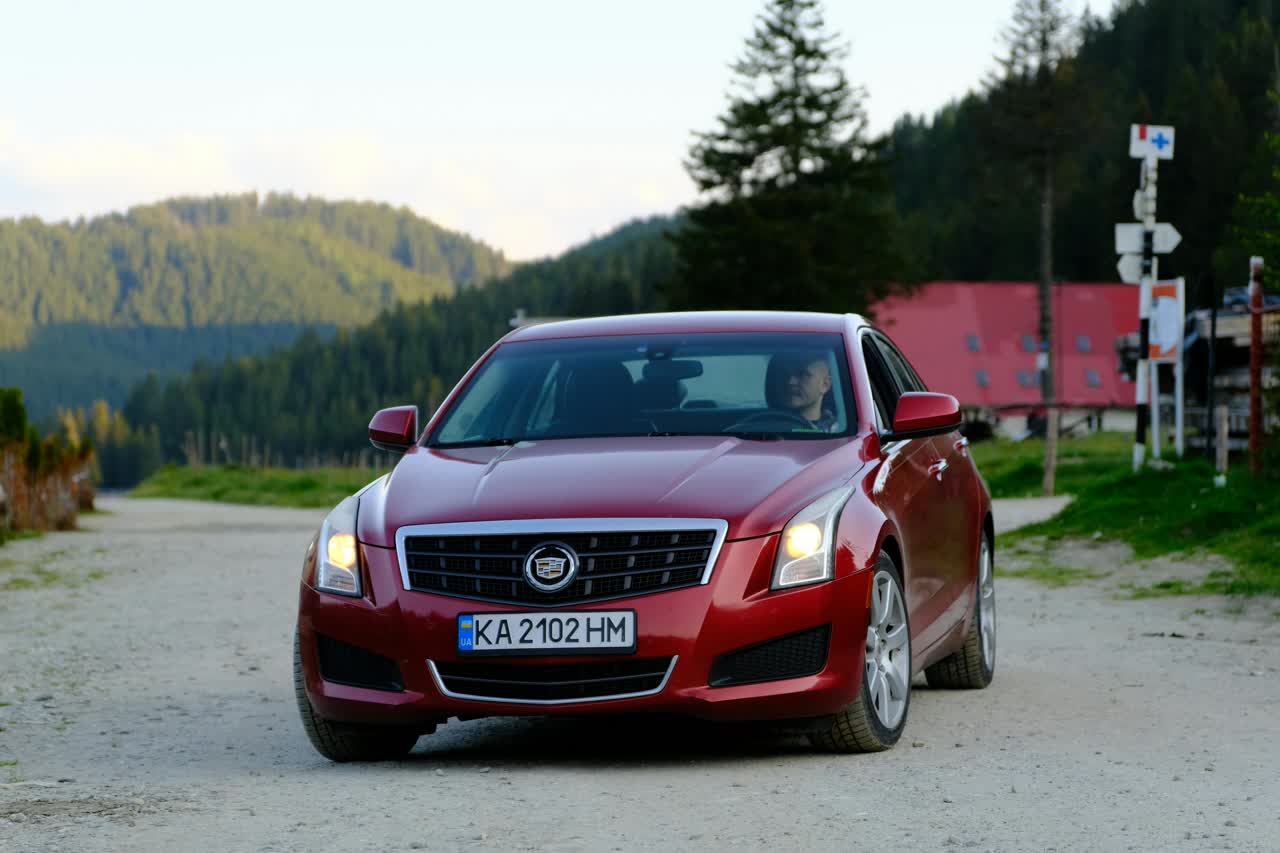 Coche rojo en una carretera